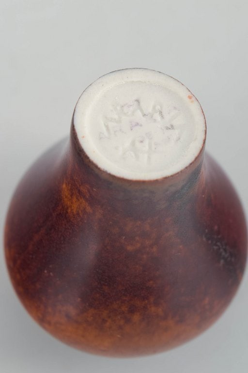 Arabia, Finland. Miniature stoneware vase with brown glaze. Mid-20th century. - 4