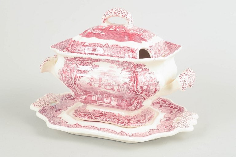 Mason's, England. Faience sauceboat with stand with landscape motifs and ornamental borders. Approx.: Mason's, sauceboat with stand. Faience sauceboat by Mason's, decorated in red transferware with landscape motifs and ornamental borders. Origin: England. Material: Faience. Dimensions: Stand 16 x 22 c