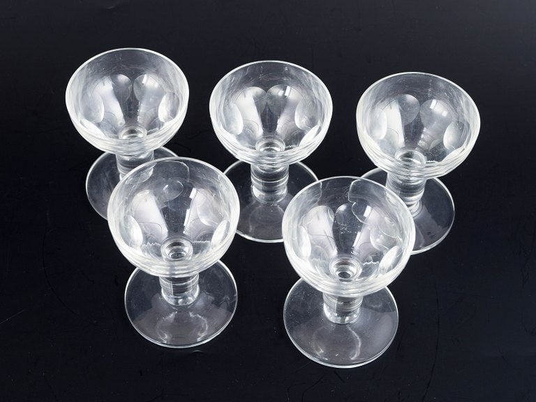 Scandinavia. Set of five small faceted schnapps glasses in clear crystal. Approx. 1940s. - 2