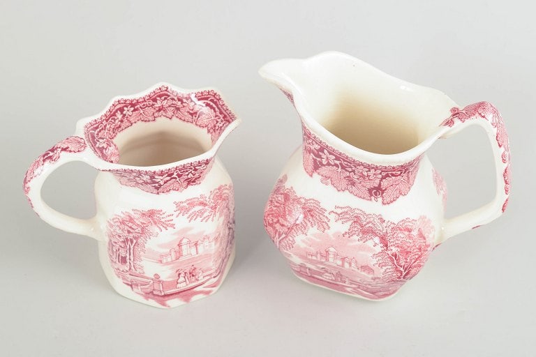 Mason's and Palissy, England. Set of two faience pitchers with landscape and architectural motifs. - 2