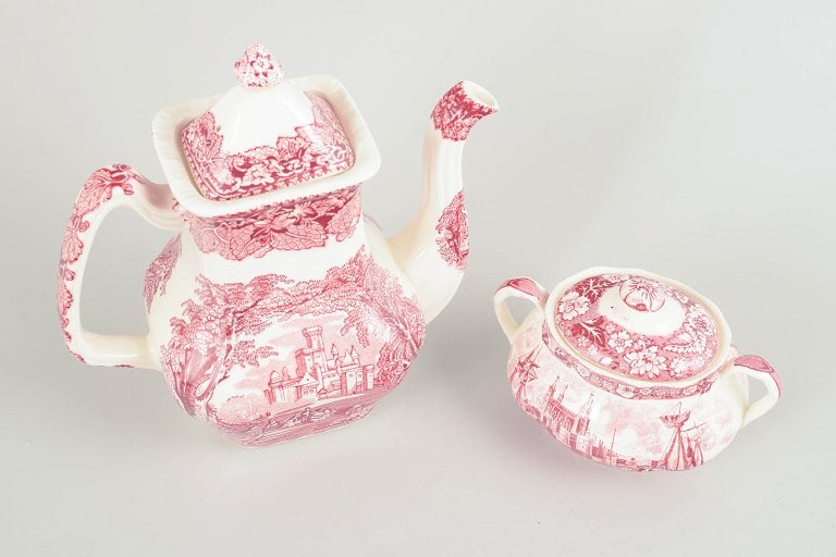 Mason's and Palissy, England. Set of faience coffee pot and sugar bowl with landscape and - 2