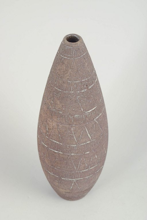 Elsi Bourelius, Scandinavia. Conical stoneware vase with a raw, matte surface. Approx. 1970s. - 2
