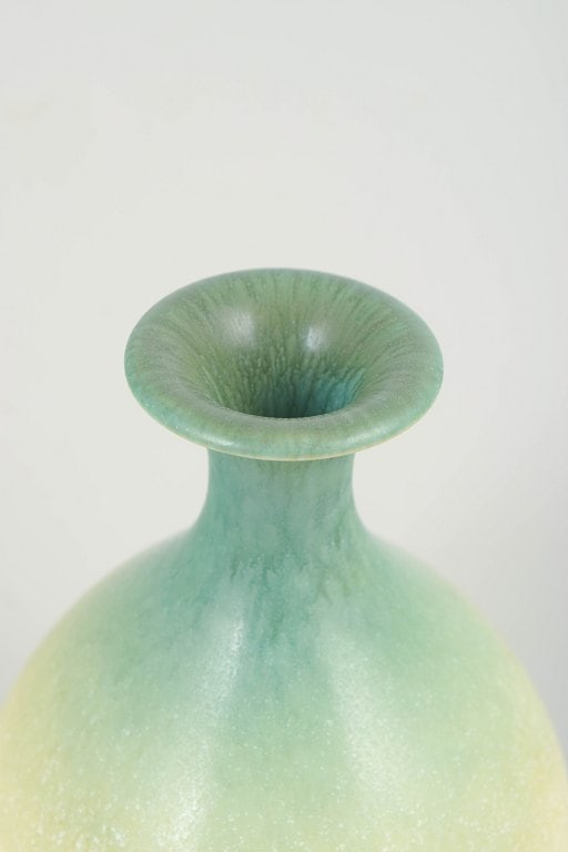 Sven Wejsfelt for Gustavsberg, Sweden. Stoneware vase in pale green and creamy tones. Dated 1985. - 3