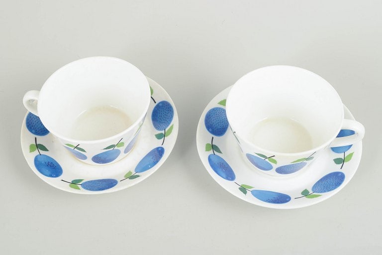 Stig Lindberg for Gustavsberg, Sweden. "Prunus" faience teacups with matching saucers in blue and - 2