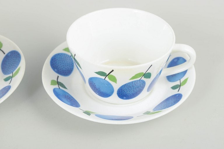 Stig Lindberg for Gustavsberg, Sweden. "Prunus" faience teacups with matching saucers in blue and - 3