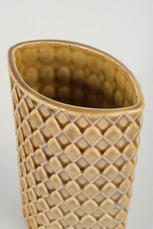 Kaarina Aho for Arabia, Finland. Cylindrical ceramic vase with a relief patterned Harlekiini. - 3