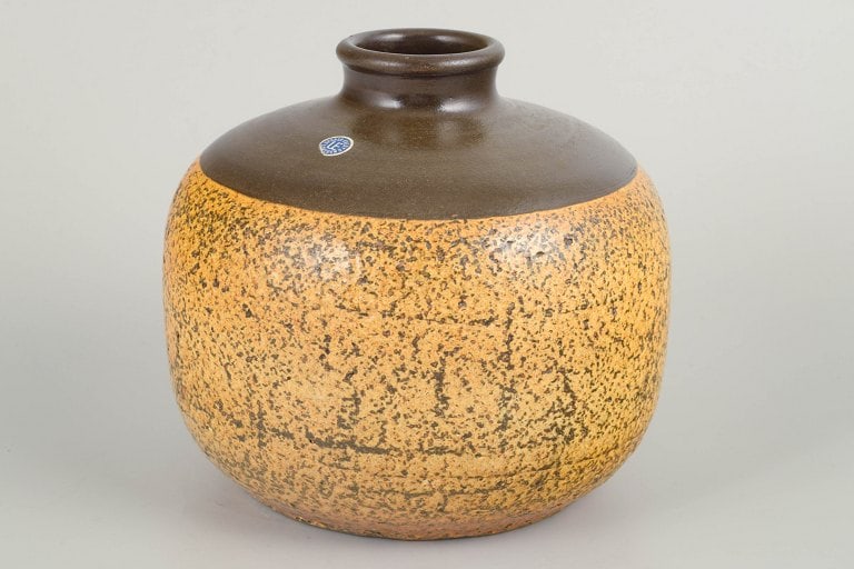 Goran Andersson for Upsala Ekeby, Sweden. Large stoneware vase with a rounded body and small neck.: Goran Andersson for Upsala Ekeby Large vase, model 4011, 1960s. Monumental hand-thrown stoneware vase with a rounded body and small neck, covered in a distinctive yellow-brown glaze with dark