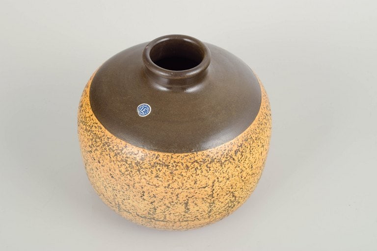 Goran Andersson for Upsala Ekeby, Sweden. Large stoneware vase with a rounded body and small neck. - 2