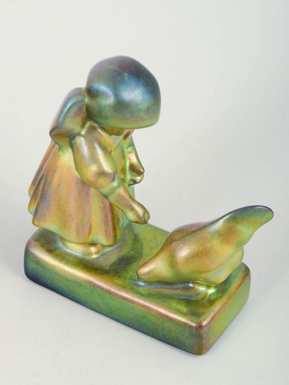 Zsolnay, Hungary. Stoneware figurine of a girl with chicken in eosin glaze in green and golden - 3