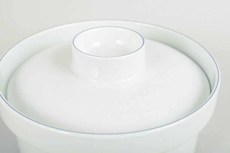 Grethe Meyer for Royal Copenhagen, Denmark. Blue Line faience lidded tureen with blue line along the - 2