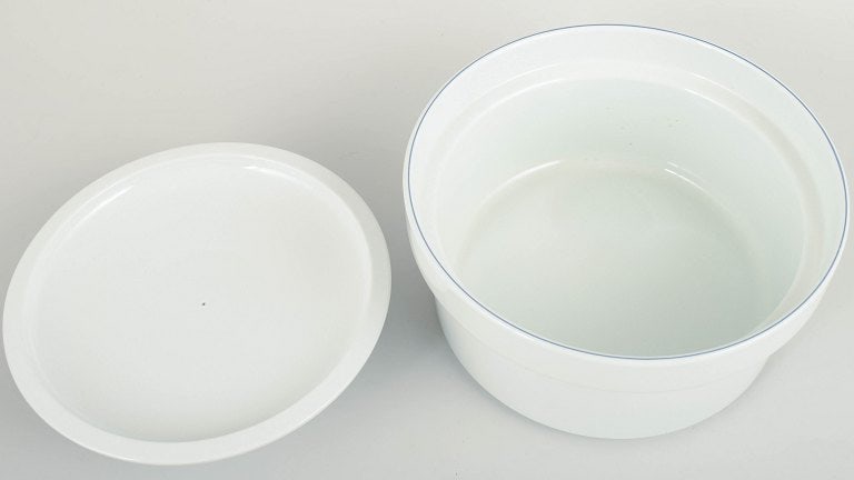 Grethe Meyer for Royal Copenhagen, Denmark. Blue Line faience lidded tureen with blue line along the - 3
