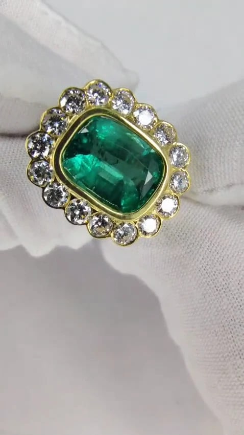 GIA Certified: 4.70ct Natural Emerald Diamonds Ring 18kt Cluster (F2)*v - 3