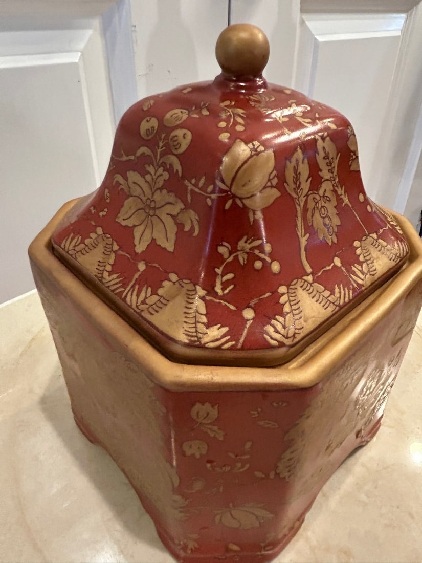 Chinoiserie Style Red and Gilt Octagonal Covered Jar - 4