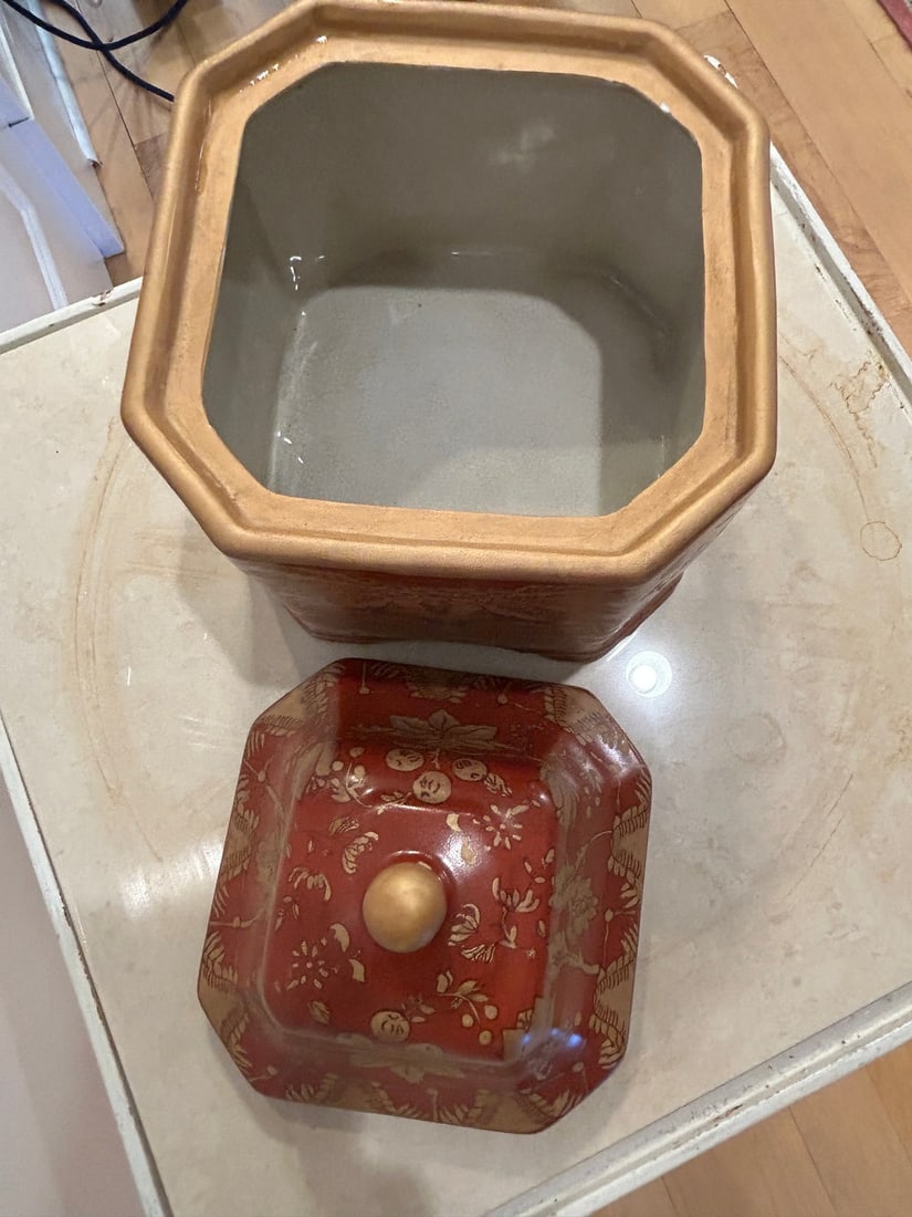 Chinoiserie Style Red and Gilt Octagonal Covered Jar - 5