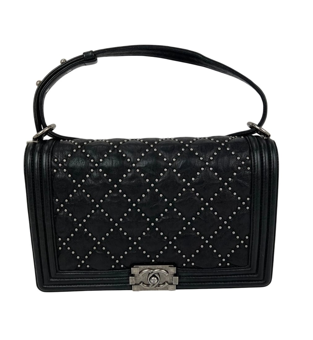 Chanel Crumpled Lambskin New Medium Studded Black Boy Flap Bag: Title: Chanel Crumpled Lambskin New Medium Studded Black Boy Flap Bag Description: Pre-Owned 100% Authentic Chanel Crumpled Lambskin New Medium Studded Black Boy Flap Bag RATING: A/B...Very Good, well