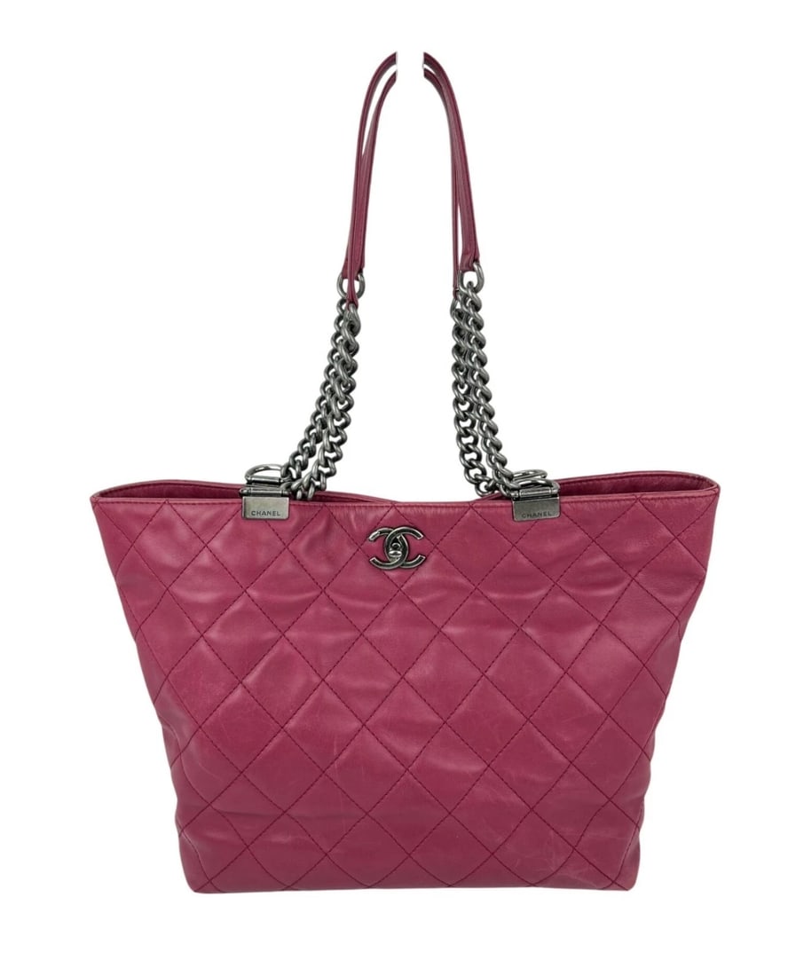 Chanel Shopping in Chains Quilted Leather Burgundy Tote Bag: Title: Chanel Shopping in Chains Quilted Leather Burgundy Tote Bag Description: Pre-Owned 100% Authentic Chanel Shopping in Chains Quilted Leather Burgundy Tote Bag RATING: B-...Good, shows some signs