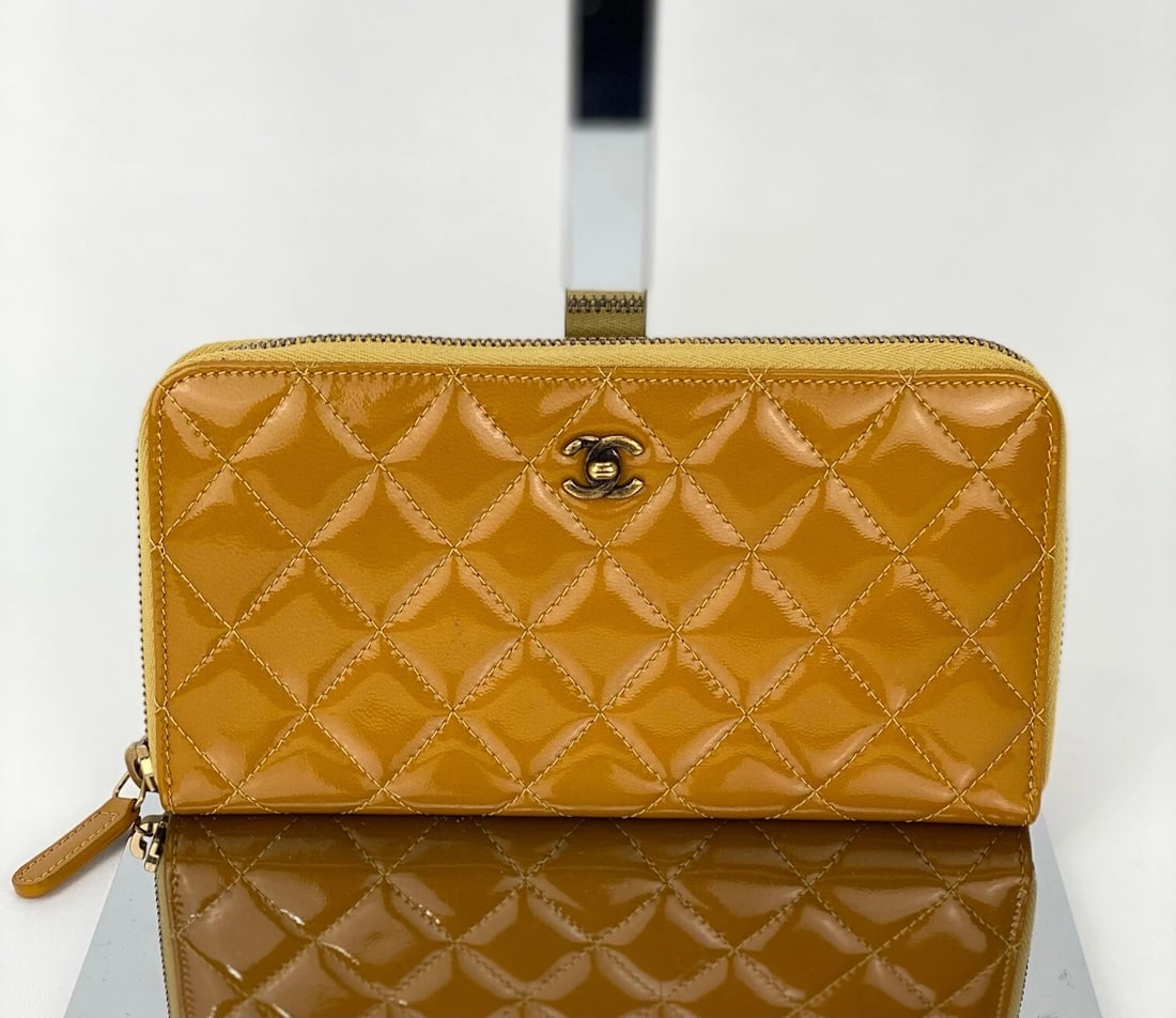 Chanel Quilted Yellow Patent Leather Brilliant Zip Around Wallet: Title: Chanel Quilted Yellow Patent Leather Brilliant Zip Around Wallet Description: Pre-Owned 100% Authentic Chanel Quilted Yellow Patent Leather Brilliant Zip Around Wallet Clutch RATING: B... Very