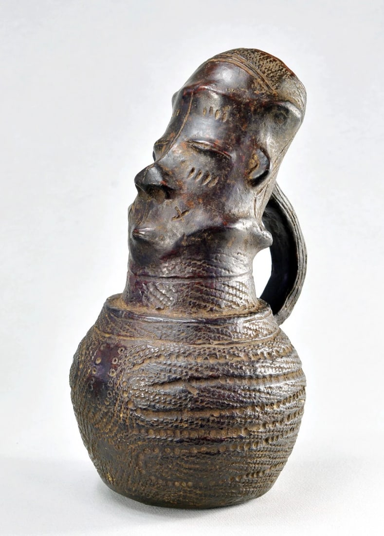 Rare ZANDE AZANDE anthropomorphic terracotta vessel African art pottery MC 1900 - 6