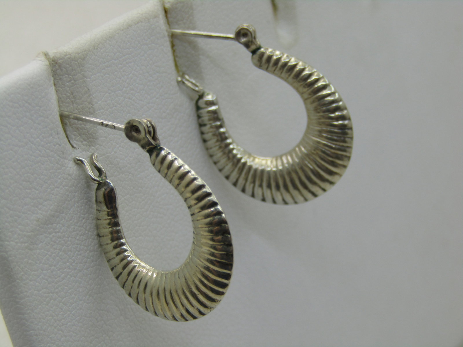 Vintage Sterling Silver Hoop Pierced Earrings, Shrimp Ridged. 1", 3.47 Gr. - 2