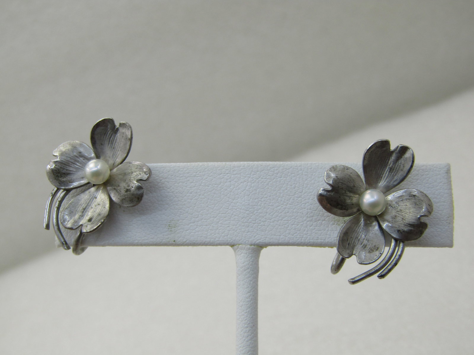 Vintage Sterling Silver Dogwood Blossom Earrings, Screw Back, 1960's, Faux Pearl - 2