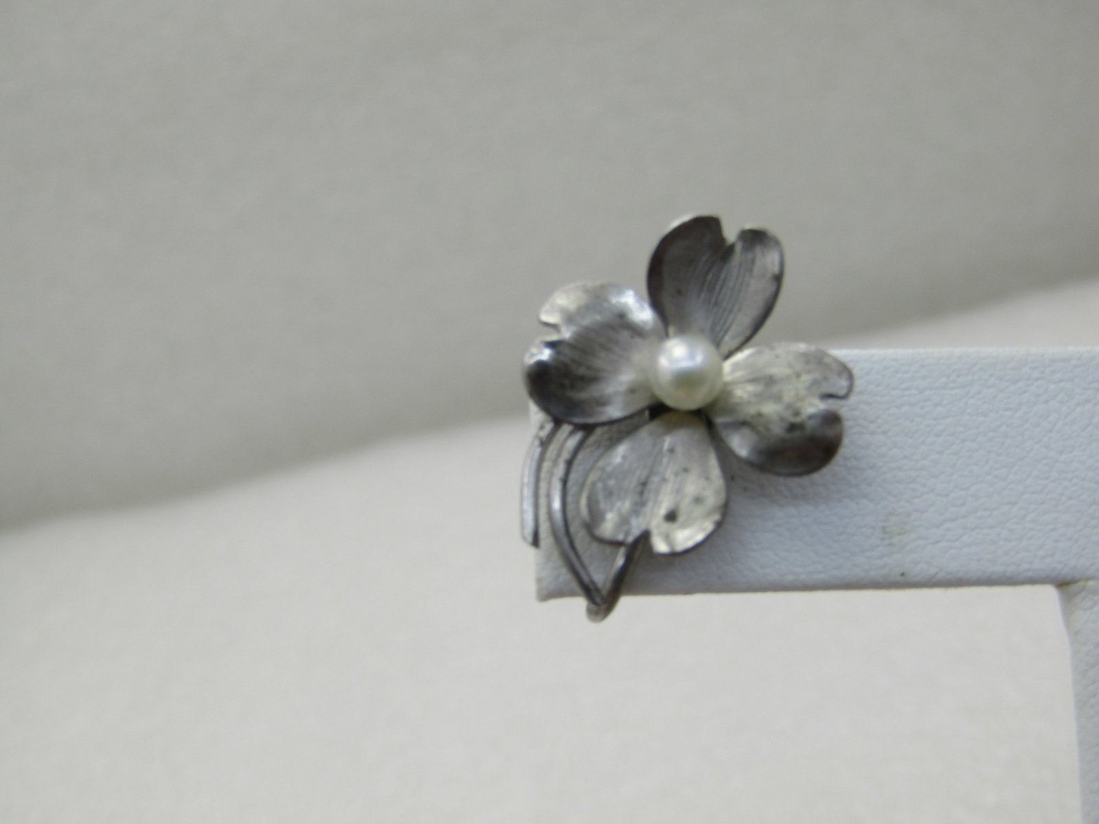 Vintage Sterling Silver Dogwood Blossom Earrings, Screw Back, 1960's, Faux Pearl - 3