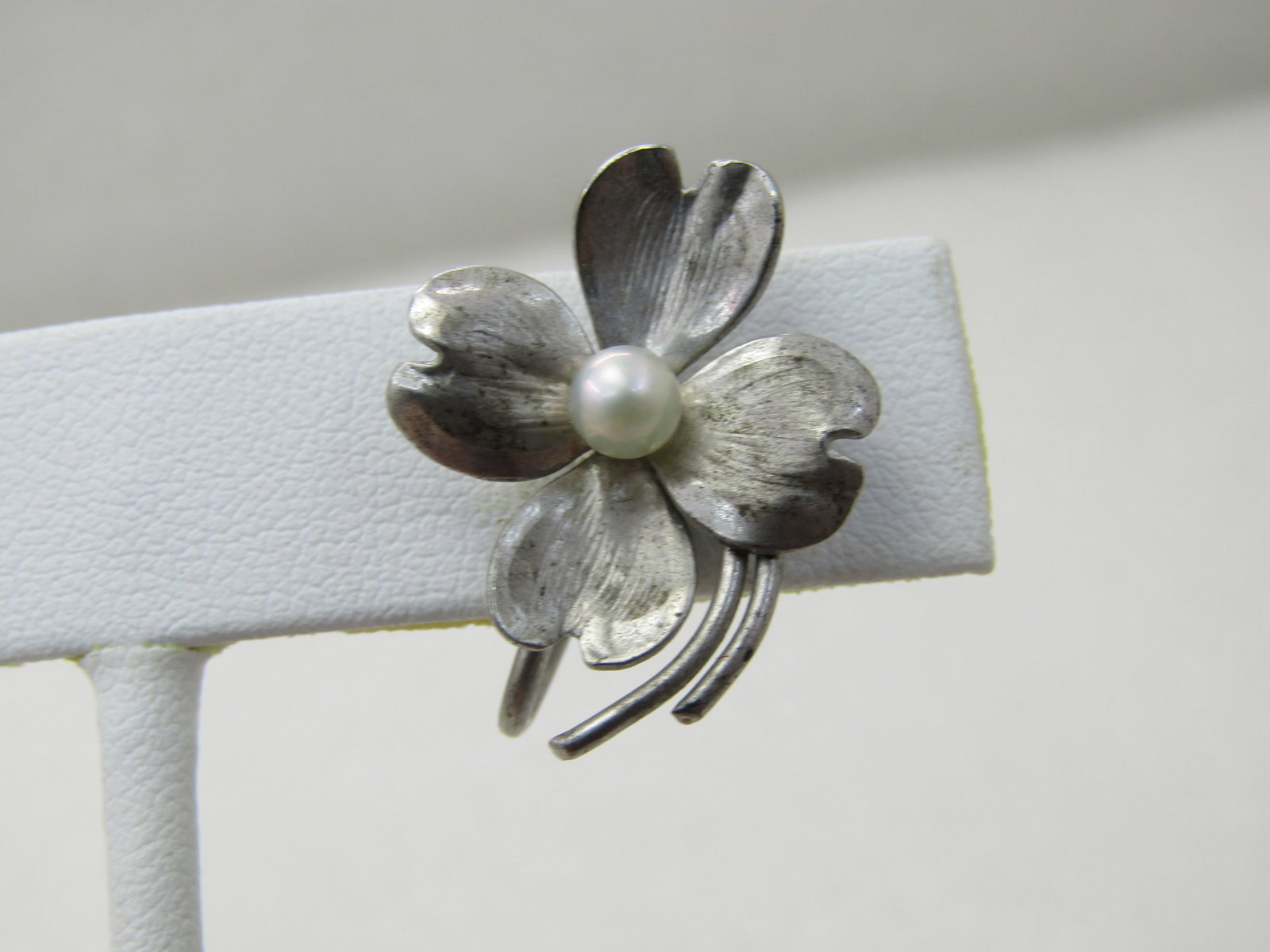 Vintage Sterling Silver Dogwood Blossom Earrings, Screw Back, 1960's, Faux Pearl - 4