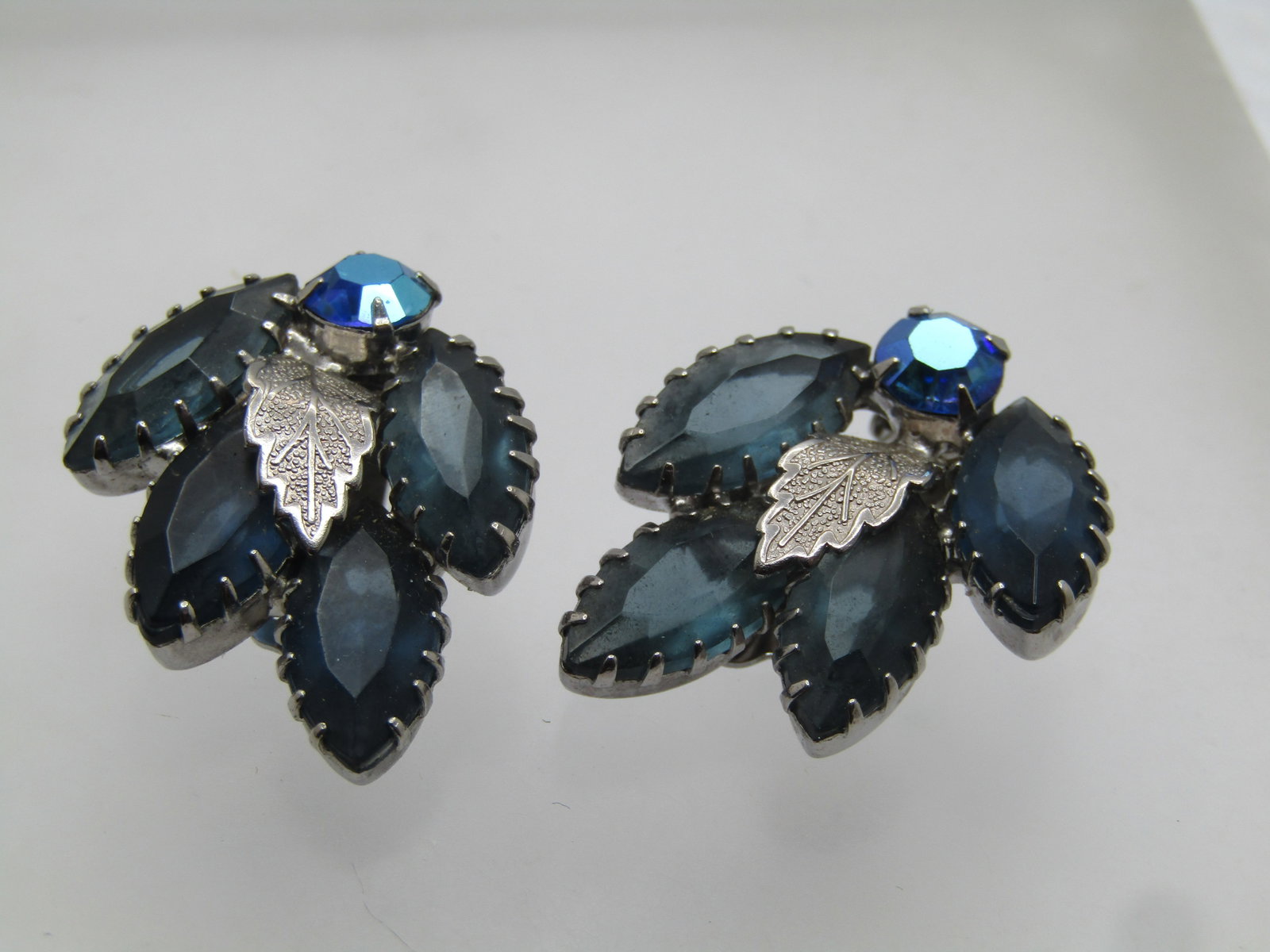Vintage Blue Rhinestone Leaf Clip Earrings, 1960's, Aurora Borealis - 2