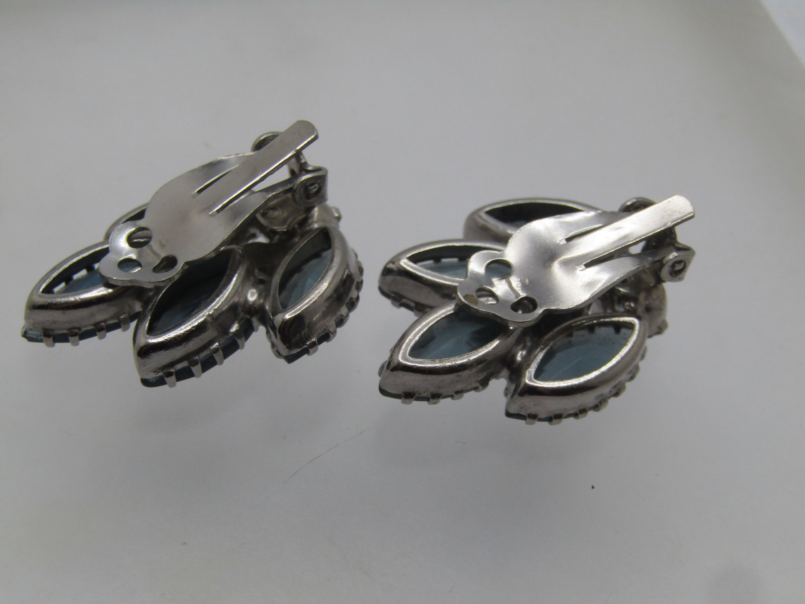 Vintage Blue Rhinestone Leaf Clip Earrings, 1960's, Aurora Borealis - 4