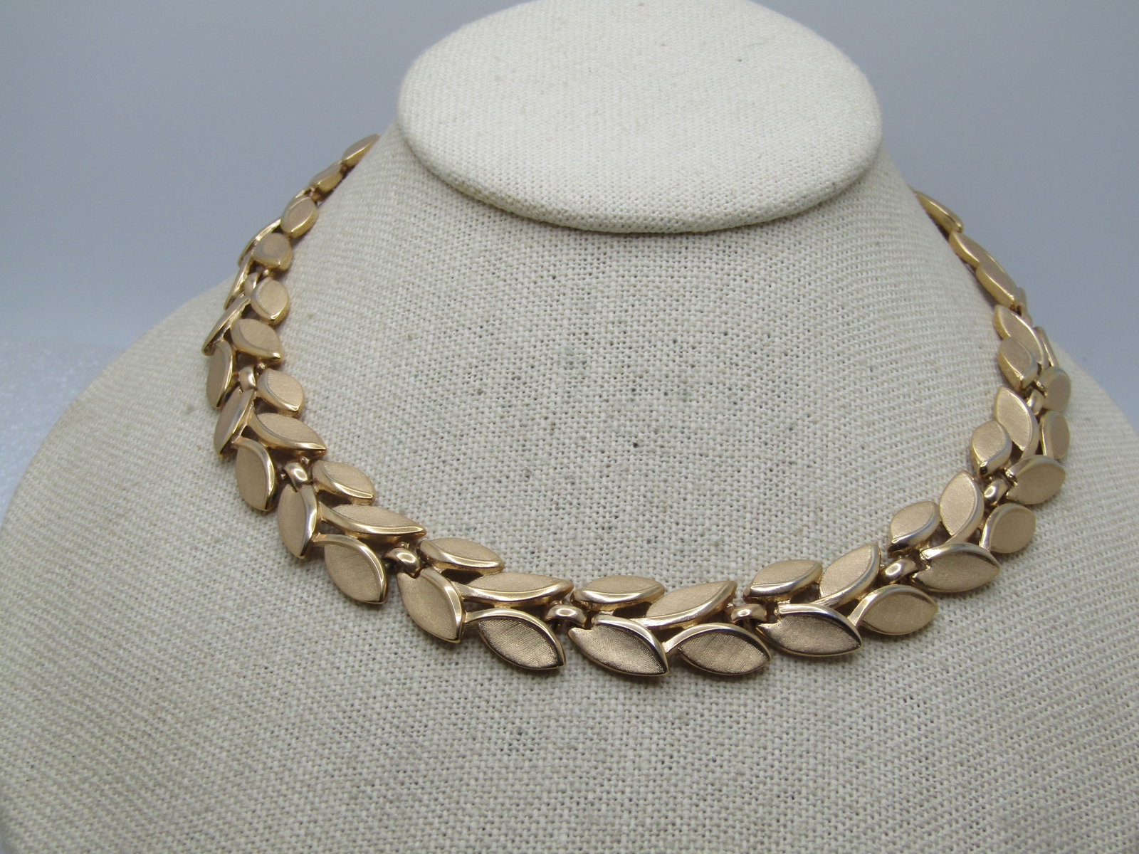Vintage Gold tone Leaf Shaped Necklacde, 16", Wreath, Crown Trifari, 1960's-1970's - 4