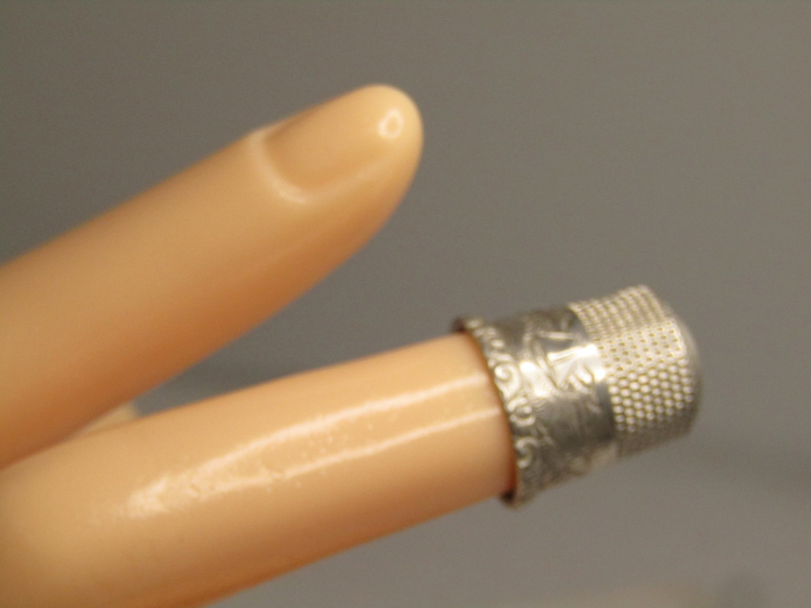 Vintage to Antique Sterling Silver Thimble, Engraved Scene, Sz. 7, 1810-1920's Signed. - 6