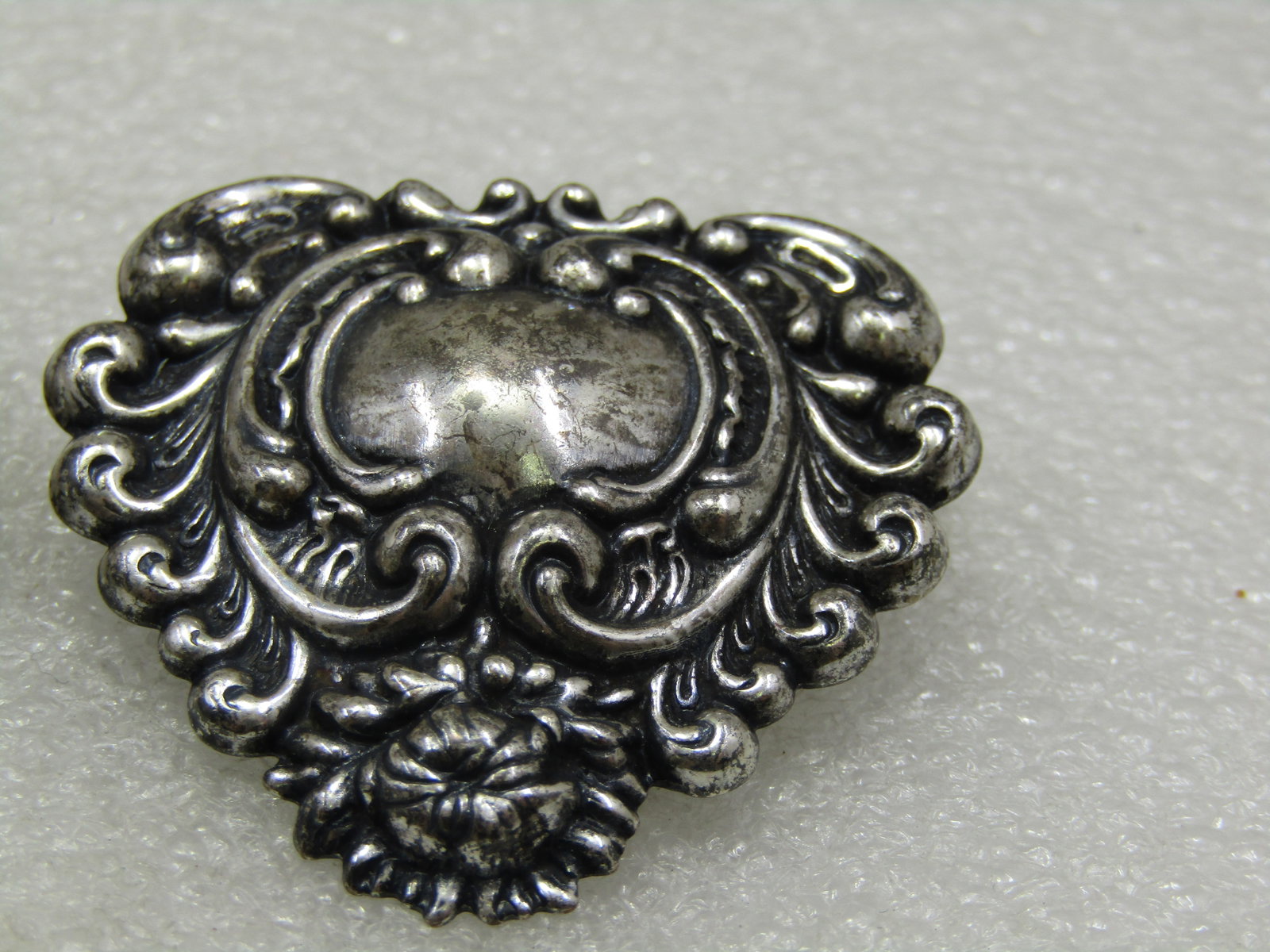 Vintage Pair of Repousse Victorian Themed Collar Pins/Brooches - 3