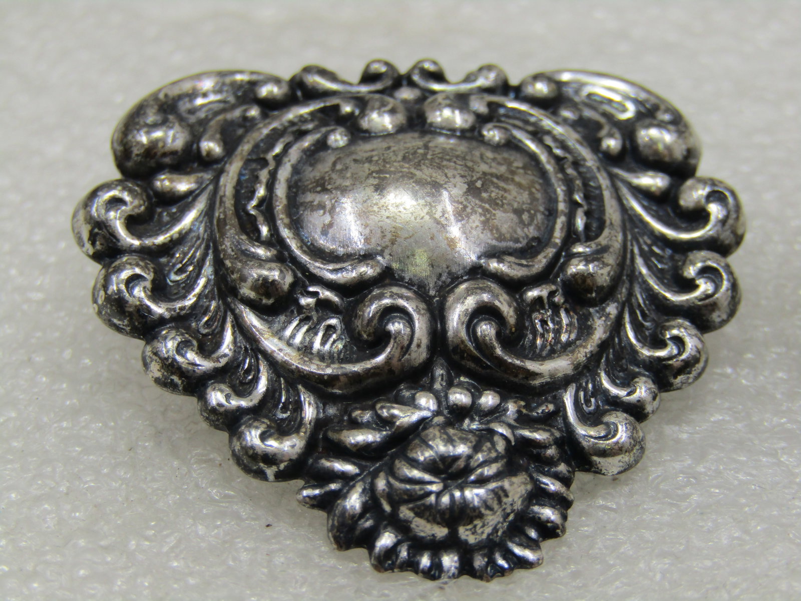 Vintage Pair of Repousse Victorian Themed Collar Pins/Brooches - 4