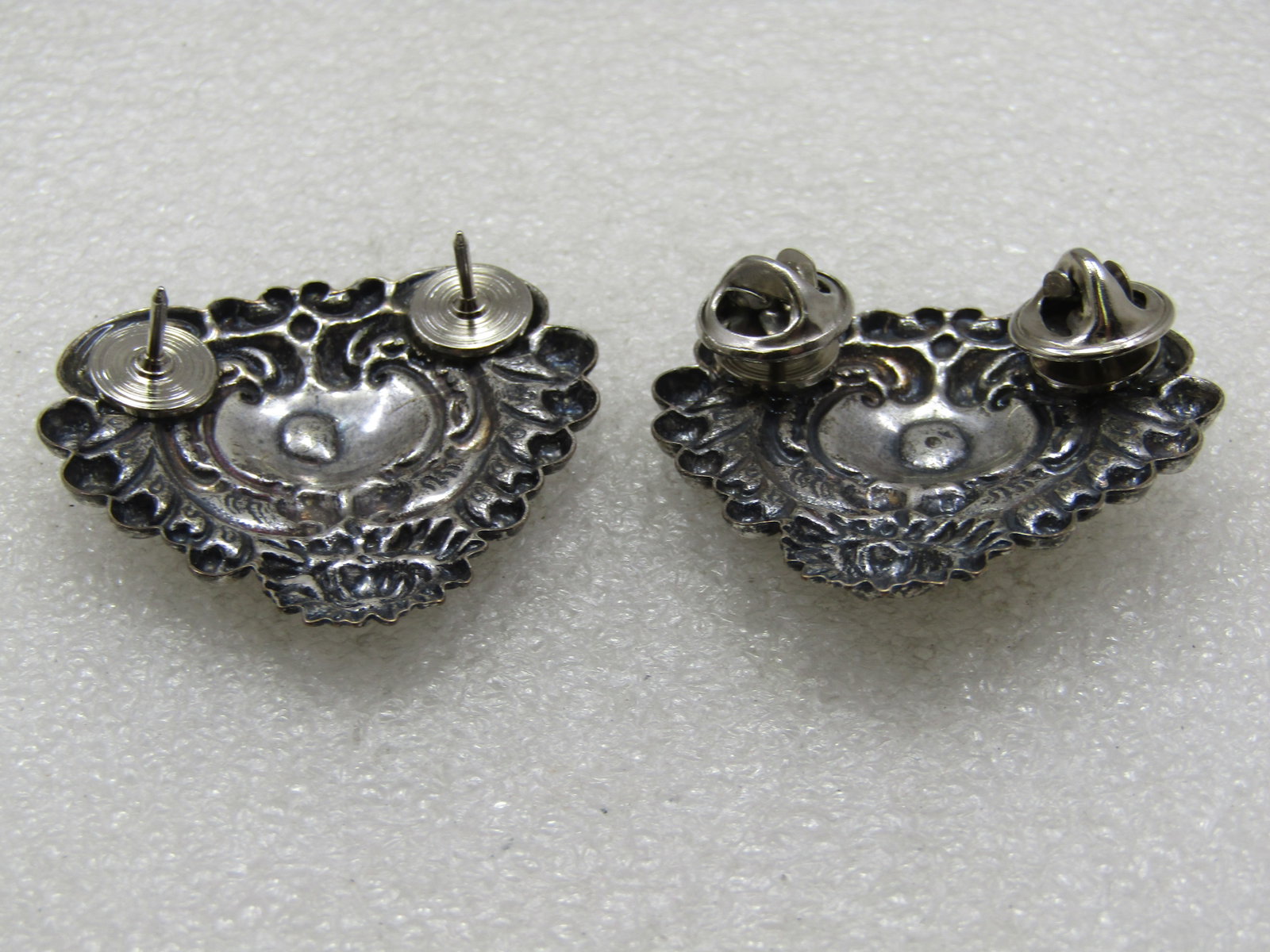 Vintage Pair of Repousse Victorian Themed Collar Pins/Brooches - 5