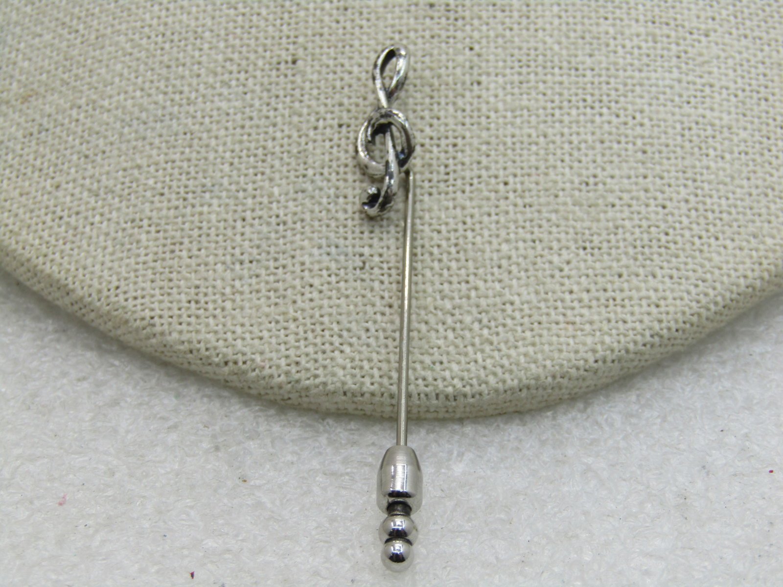 Vintage Sterling Silver Treble Clef Stick Pin, 2.5", 1.27 gr.: Title: Vintage Sterling Silver Treble Clef Stick Pin, 2.5", 1.27 gr. Description: Vintage Sterling Silver Treble Clef Stick Pin, 2.5", 1.27 gr. The treble cleft is appx. 3/4" long and 1/3" wide.