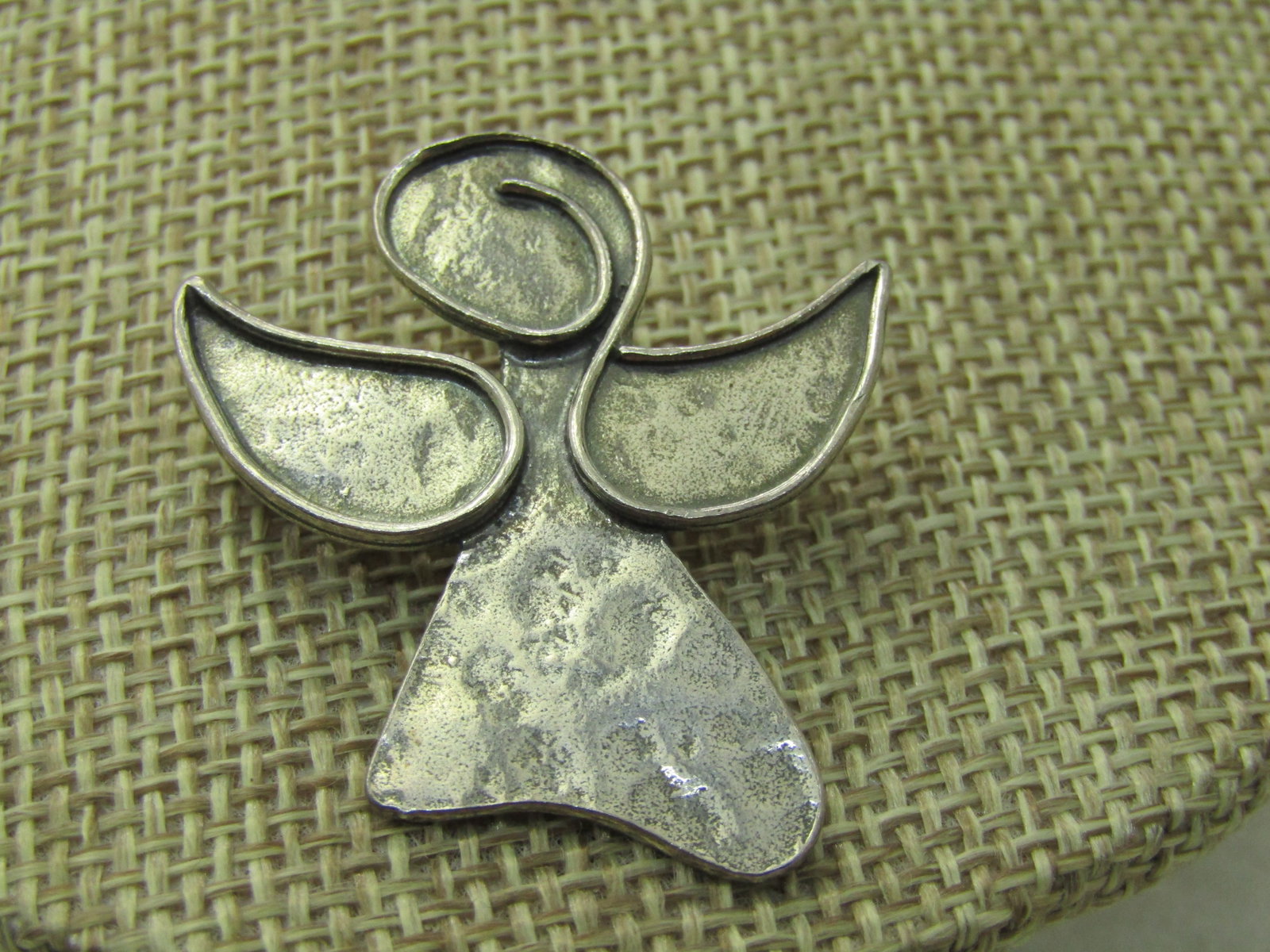 Silpada Sterling Silver Angel Brooch Pendant, Watch Over Me, 1.5": Title: Silpada Sterling Silver Angel Brooch Pendant, Watch Over Me, 1.5" Description: Silpada Sterling Silver Angel Brooch Pendant, Watch Over Me, 1.5" by 1.25". Hammered sterling with raised outlines