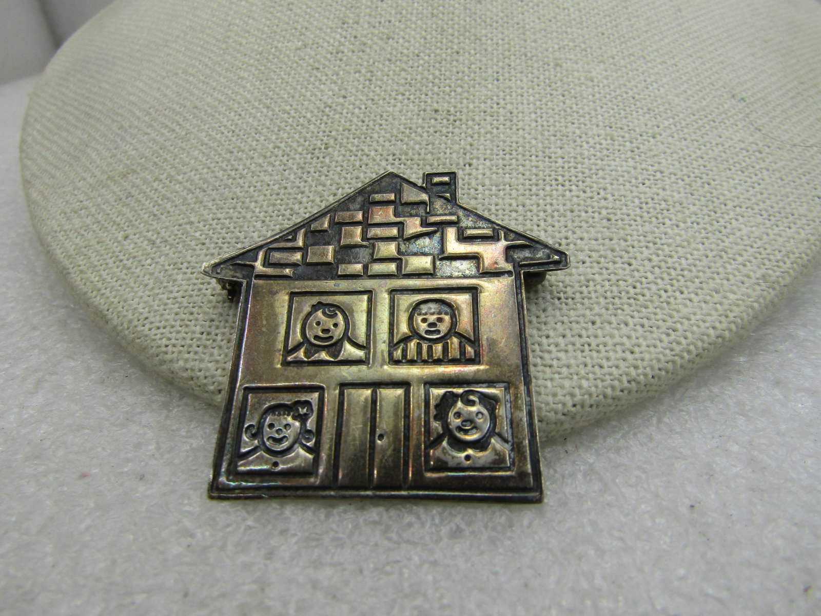 Vintage Sterling Silver House Family Brooch, Mexico, 1.5", 8.36 gr.: Title: Vintage Sterling Silver House Family Brooch, Mexico, 1.5", 8.36 gr. Description: Vintage Sterling Silver House Family Brooch, Mexico, 1.5", 8.36 gr. Cute little house brooch with two children a