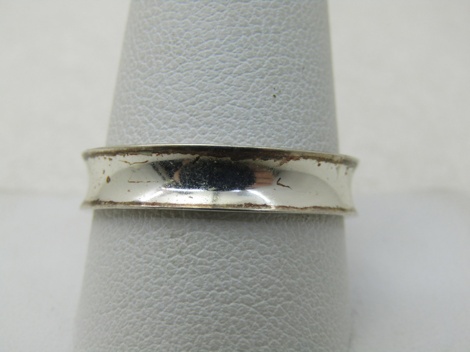 Sterling Silver Men's Wedding Band, Sz. 11.5, 5mm Wide: Title: Sterling Silver Men's Wedding Band, Sz. 11.5, 5mm Wide Description: Sterling Silver Men's Wedding Band, Sz. 11.5, 5mm Wide, concave valley down the center of the ring. Polished and clean. Signe