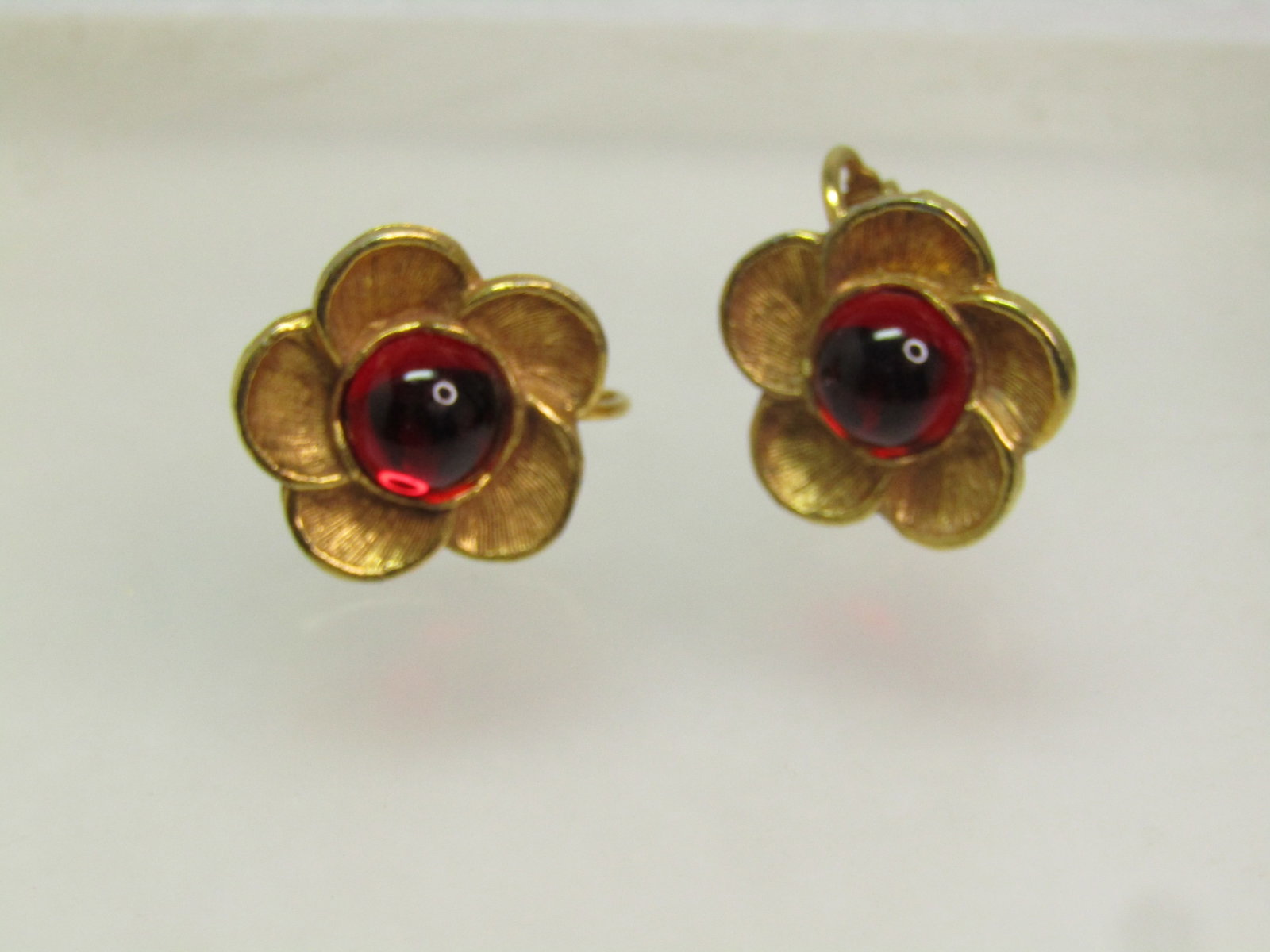 Vintage Red Blossom Hinged Screwback Earrings, Modern Museum of Art, 1980's-1990's: Title: Vintage Red Blossom Hinged Screwback Earrings, Modern Museum of Art, 1980's-1990's Description: Vintage Red Blossom Hinged Screwback Earrings, Modern Museum of Art, 1980's-1990's. Gold tone wit
