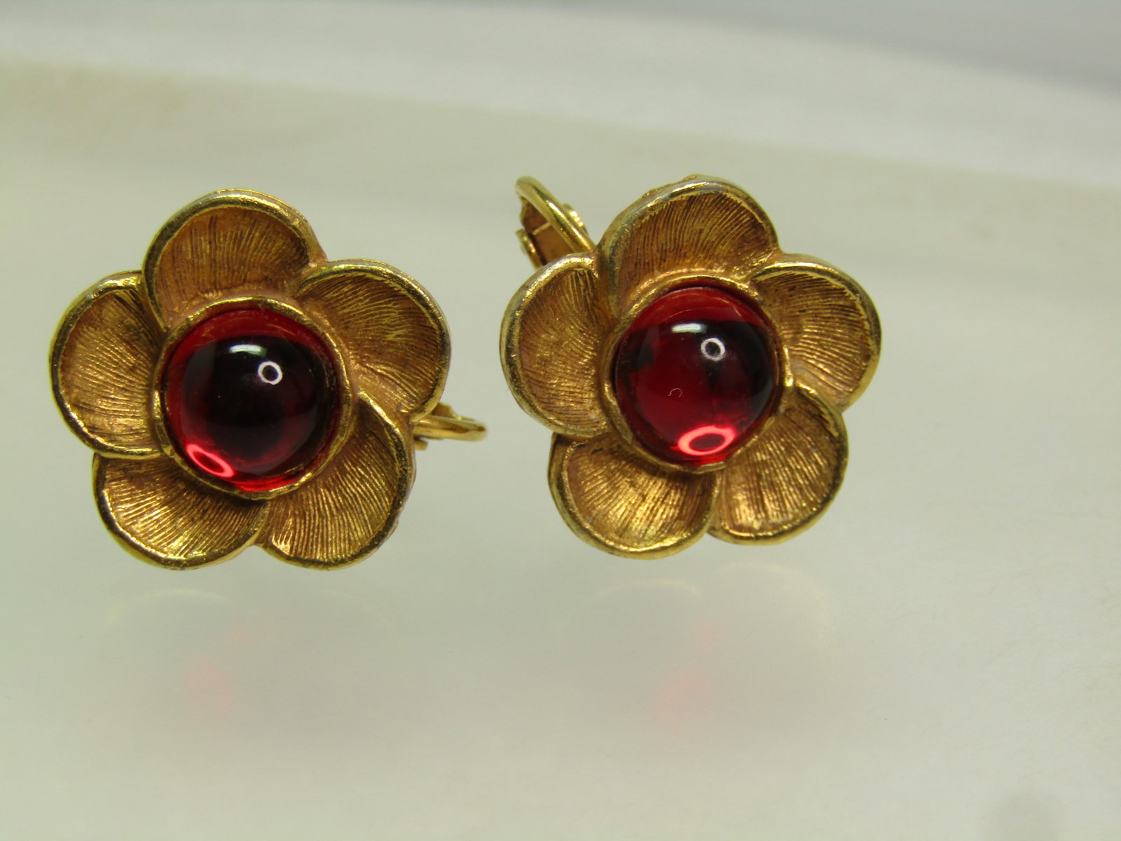 Vintage Red Blossom Hinged Screwback Earrings, Modern Museum of Art, 1980's-1990's - 2