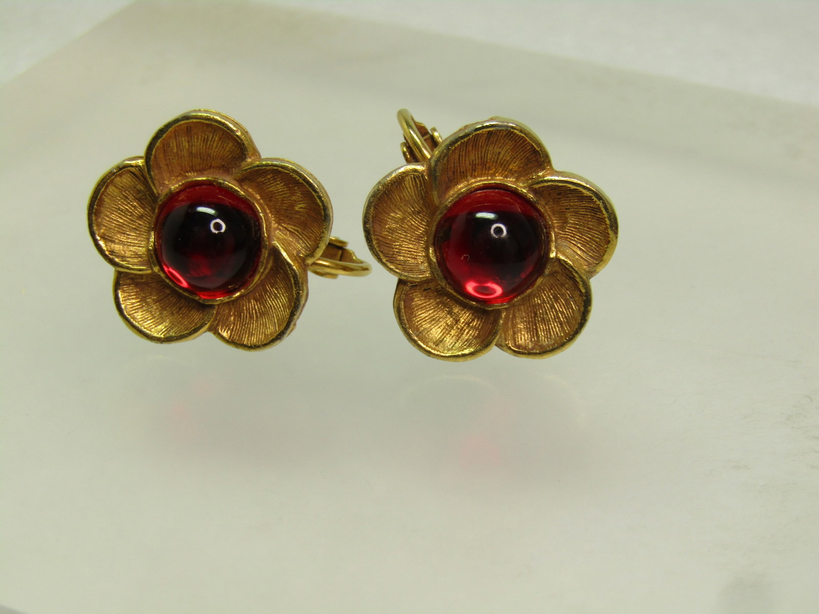 Vintage Red Blossom Hinged Screwback Earrings, Modern Museum of Art, 1980's-1990's - 3