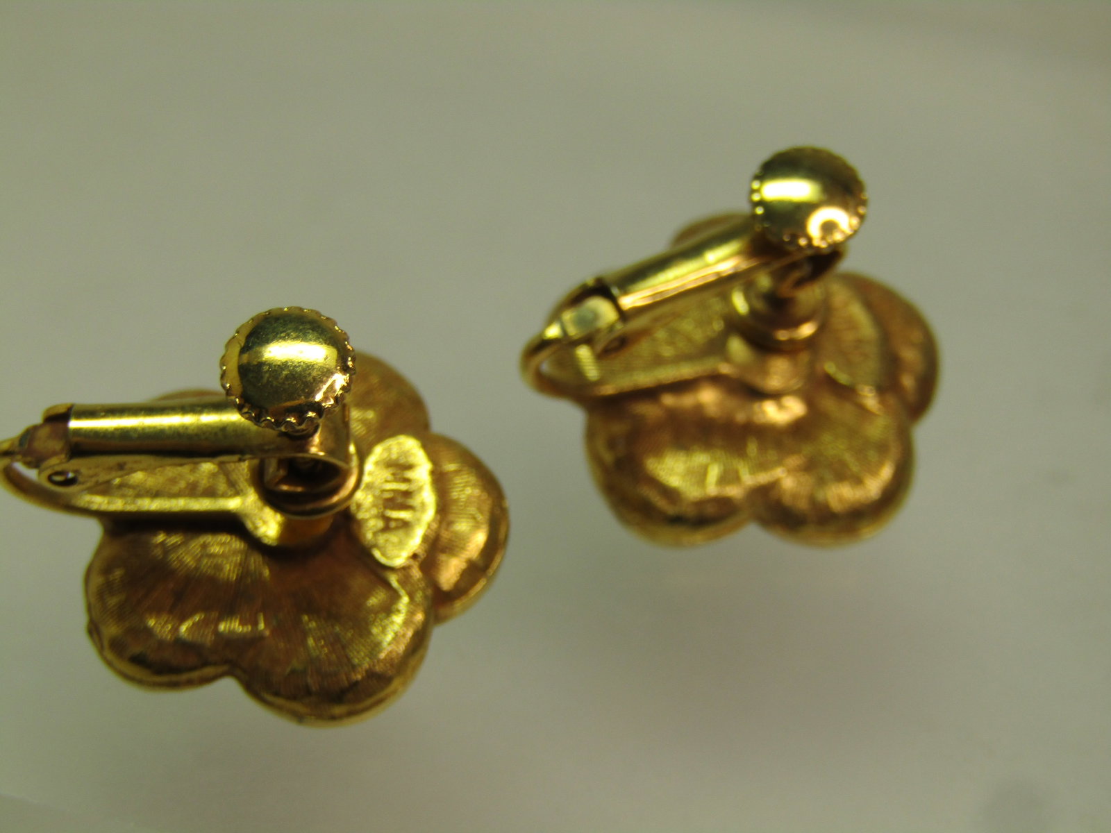 Vintage Red Blossom Hinged Screwback Earrings, Modern Museum of Art, 1980's-1990's - 4