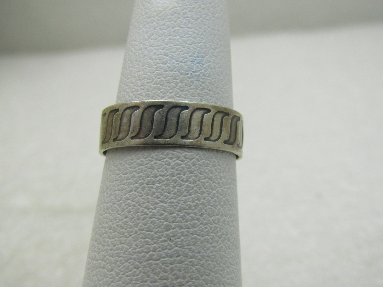 Vintage Sterling Silver Toe Ring, Adjusts. Sz 2.5 - 4: Title: Vintage Sterling Silver Toe Ring, Adjusts. Sz 2.5 - 4 Description: Vintage Sterling Silver Toe Ring, Adjusts. Sz 2.5 - 4, it is appx. 4.5mm wide with a curved slight S design in the ring. Marke