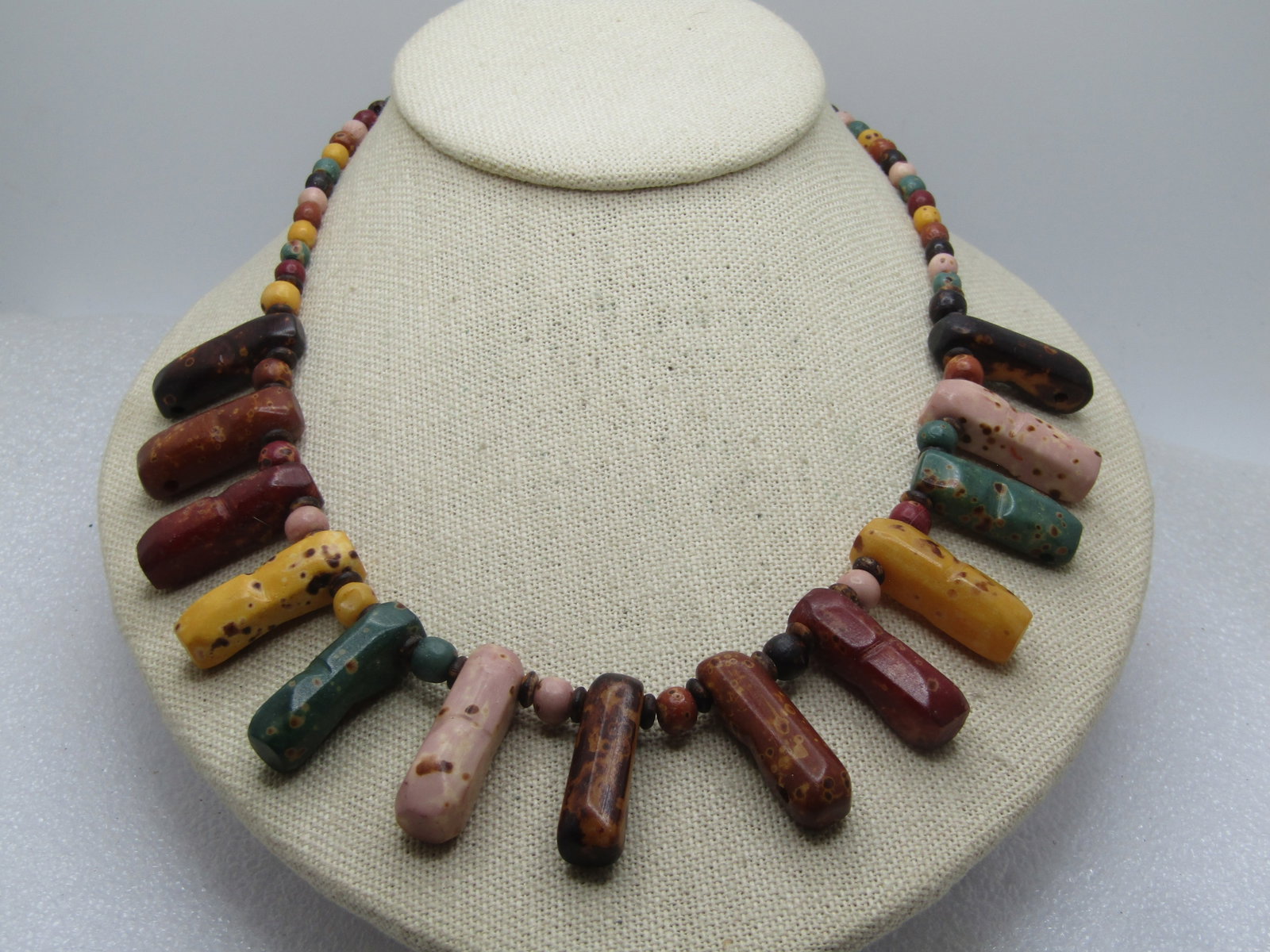 Vintage Faux Agate Tribal Necklace, 21.5", 1980's-1990's: Title: Vintage Faux Agate Tribal Necklace, 21.5", 1980's-1990's Description: Vintage Faux Agate Tribal Necklace, 21.5", 1980's-1990's. The composition of the beads is unknown. They do not give in to