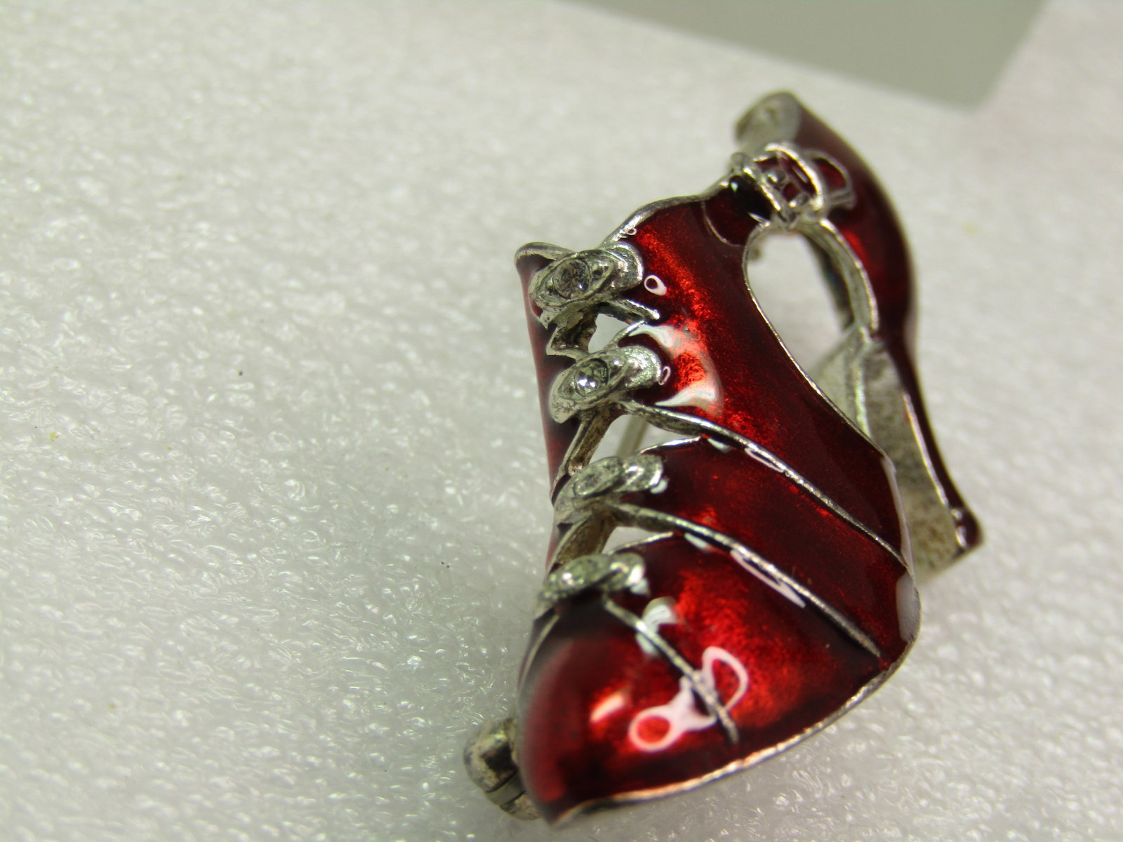 Vintage Red Enameled Shoe Brooch, Rhinestones, Modern Museum Art, 1980's - 6