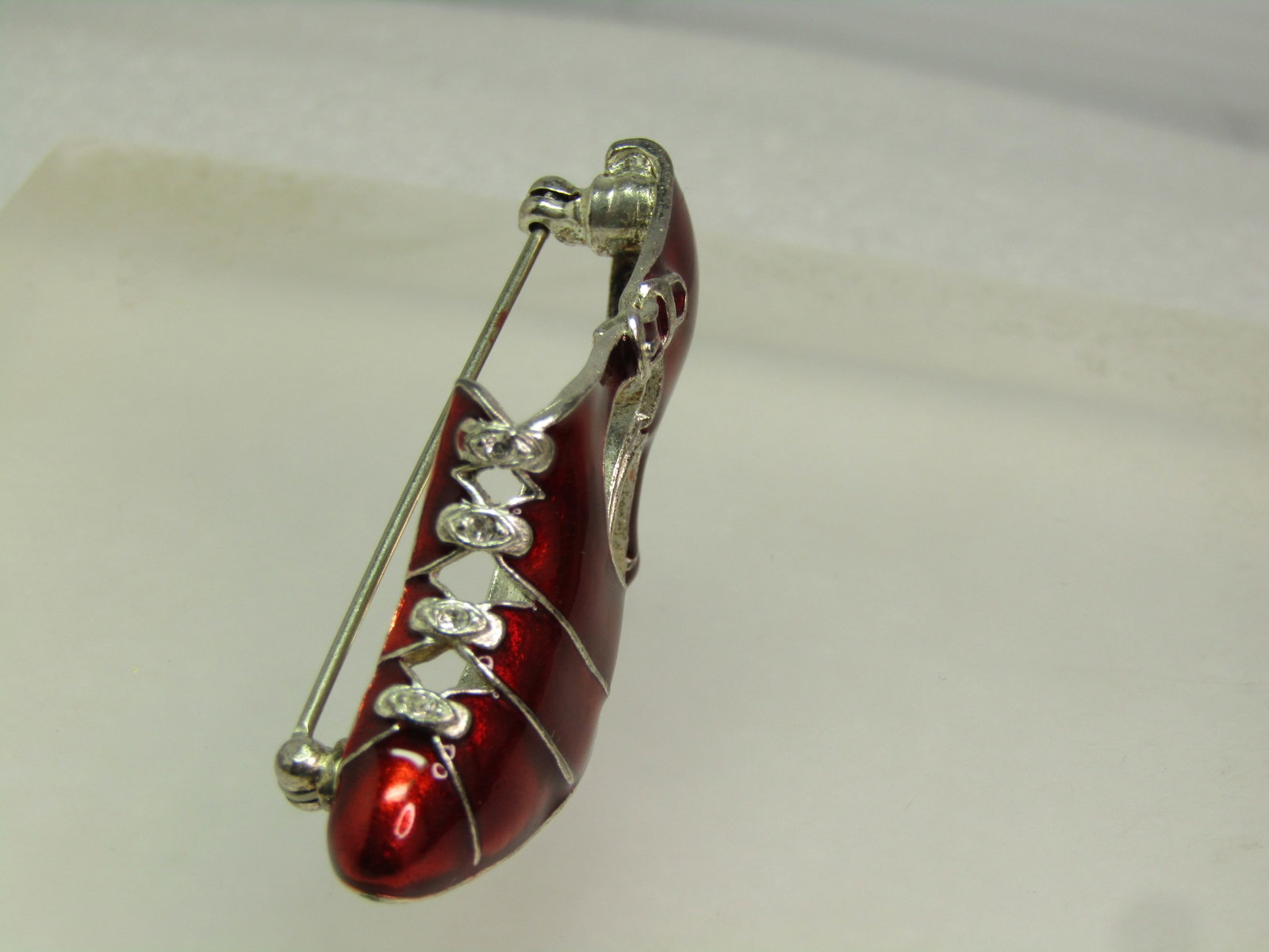 Vintage Red Enameled Shoe Brooch, Rhinestones, Modern Museum Art, 1980's - 7