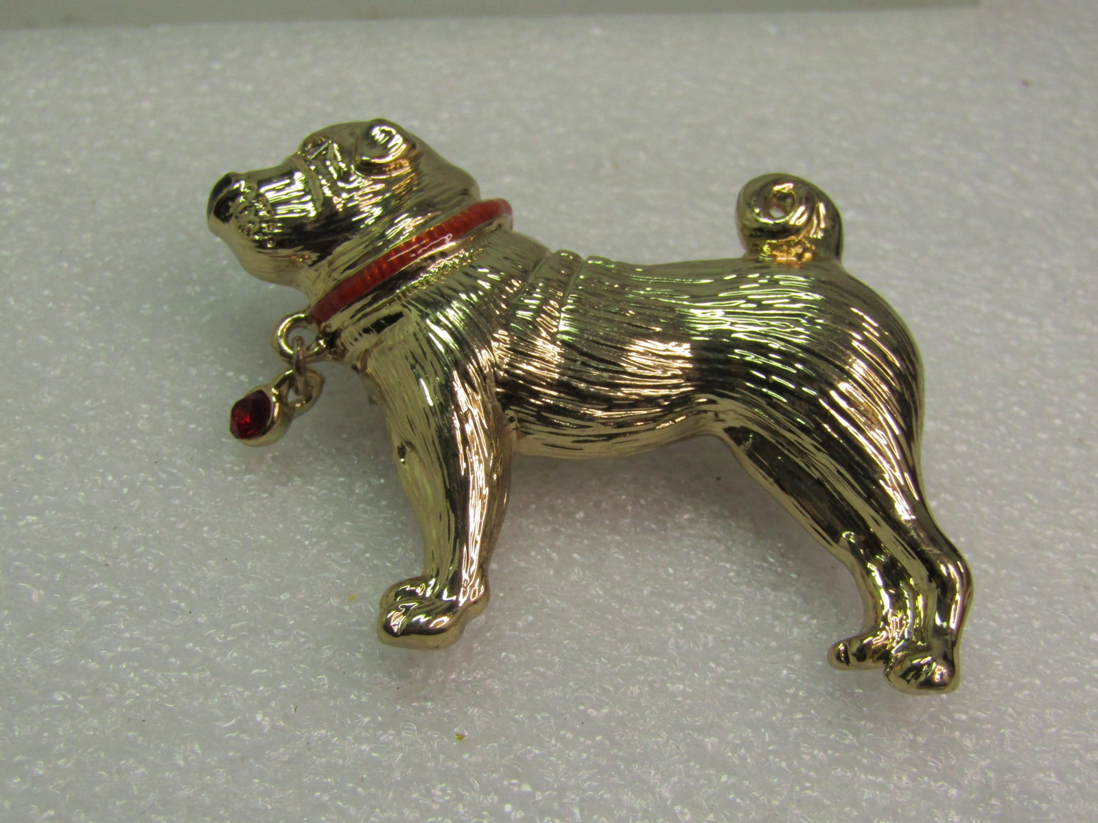 Vintage Mastiff Dog Brooch, Rhinestone Dangle, Signed Napier, 1980's-1990's: Title: Vintage Mastiff Dog Brooch, Rhinestone Dangle, Signed Napier, 1980's-1990's Description: Vintage Mastiff Dog Brooch, Rhinestone Dangle, Signed Napier, 1980's-1990's. Gold tone textured finish t