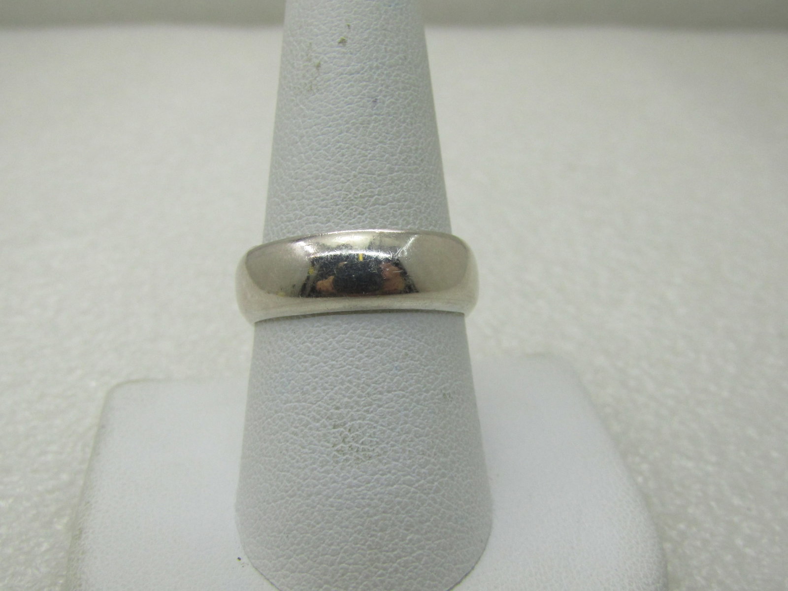 Vintage Sterling Silver 6mm Men's Wedding Band, Sz. 9.25, Signed MA: Title: Vintage Sterling Silver 6mm Men's Wedding Band, Sz. 9.25, Signed MA Description: Vintage Sterling Silver 6mm Men's Wedding Band, Sz. 9.25, Signed MA with tarnish resistant treatment. Domed. Wei