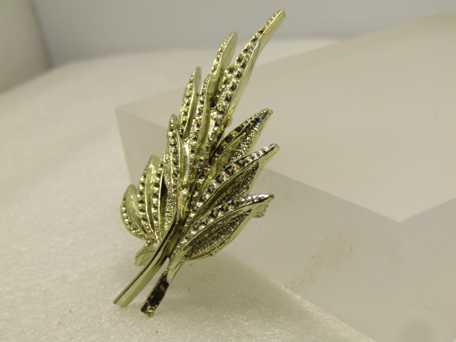 Vintage Stacked Leaf Brooch, Illusion Setting 1960's, Signed Dodd's - 2