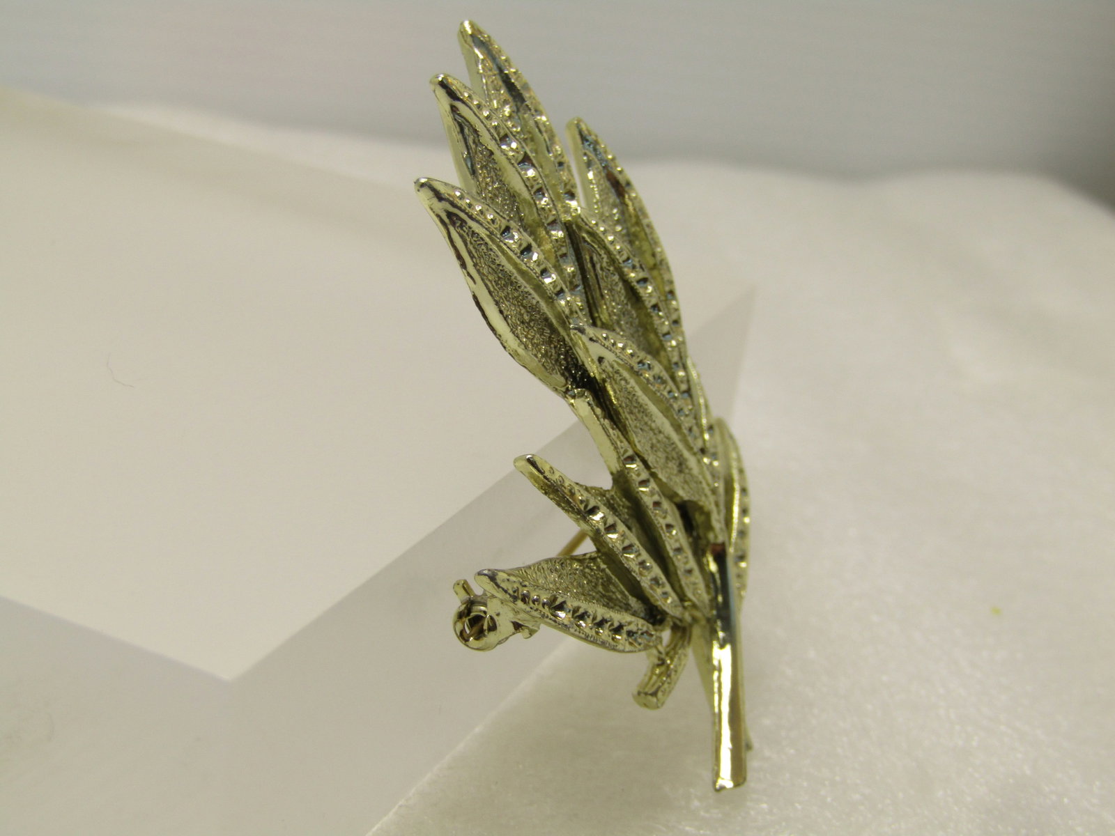 Vintage Stacked Leaf Brooch, Illusion Setting 1960's, Signed Dodd's - 3
