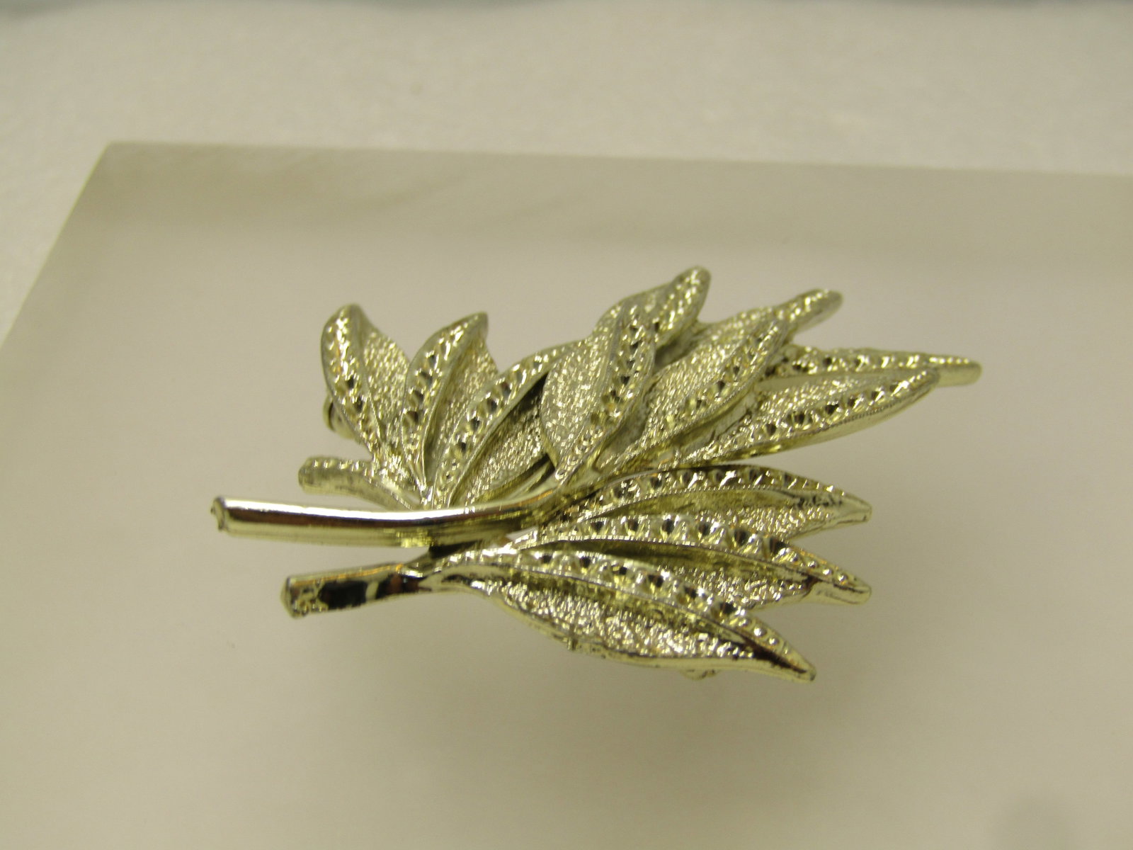 Vintage Stacked Leaf Brooch, Illusion Setting 1960's, Signed Dodd's - 5
